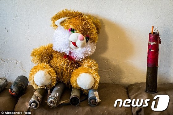 IS는 곰돌이 인형과 같은 아이들이 좋아할만한 물건에 부비트랩을 설치하는 방법으로 민간인들을 공격했다. © News1