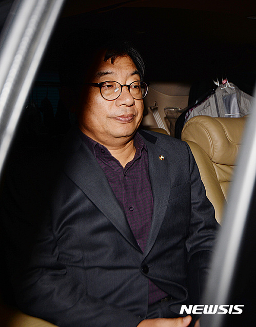 이정현, 사퇴 거부..