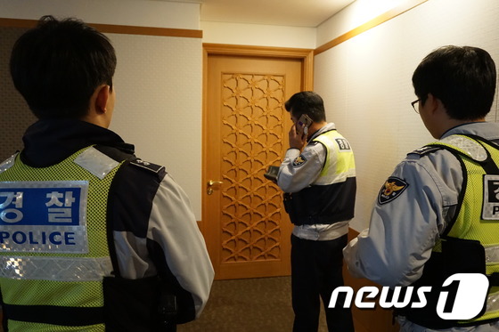 안희정 도지사 집무실 주민들에 의해 무단 점거 당해 - 뉴스1