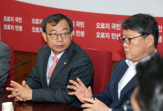 '사퇴 요구 거부' 이정현