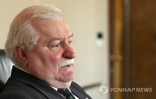 질문에 답하는 바웬사 전 폴란드 대통령 (서울=연합뉴스) 이상학 기자 = 폴란드 민주화의 상징적 인물이자 노벨평화상 수상자인 레흐 바웬사 전 폴란드 대통령이 2일 오전 서울 중구 롯데호텔에서 연합뉴스와 인터뷰를 하고 있다.2016.11.2 leesh@yna.co.kr