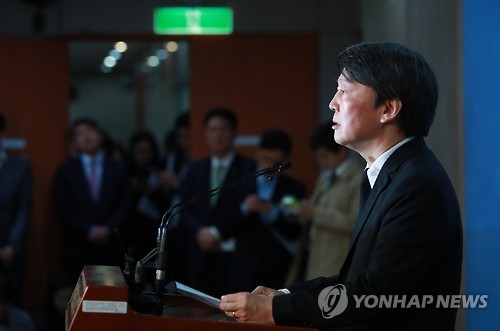 비선 실세 의혹 입장 밝히는 안철수 전 대표      (서울=연합뉴스) 홍해인 기자 = 국민의당 안철수 전 대표가 2일 오후 서울 여의도 국회 정론관에서 비선 실세 의혹과 이날 내각 발표 관련 긴급 기자회견을 하고 있다.