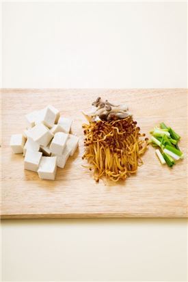 1. 두부는 먹기 좋은 크기로 썰고 백만송이버섯은 가닥가닥 떼어 놓고 실파는 2cm 길이로 썬다.