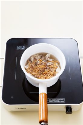 3. 다시마 국물을 끓여 끓으면 두부와 버섯을 넣어 2분 정도 끓인다.