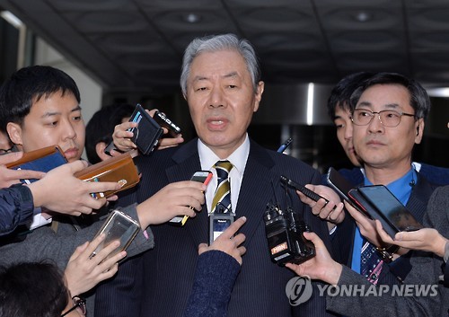기자들 질문에 답하는 이경재 변호사 (서울=연합뉴스) 임헌정 기자 = 국정농단' 의혹을 받는 최순실(개명 후 최서원)씨의 변호인 이경재 변호사가 3일 오후 서울 서초구 서울중앙지법에서 열린 최 씨의 영장실질심사가 끝난 뒤 취재진의 질문에 답하고 있다.