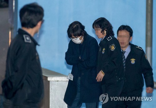 고개 숙인 최순실 (서울=연합뉴스) 임헌정 기자 = '국정농단' 의혹을 받는 최순실(개명 후 최서원)씨가 구속 전 피의자심문(영장실질심사)을 받은 뒤 3일 오후 서울 서초동 서울중앙지법에서 나와 호송차로 향하고 있다.