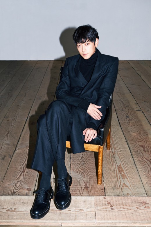 다리가 끝이 안보이는 강동원 | 인스티즈