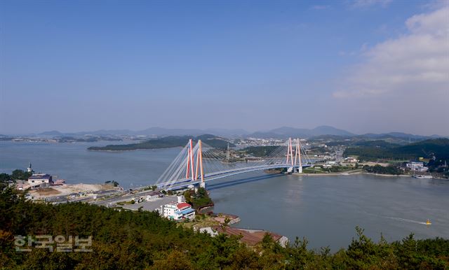 진도타워에서 내려다 본 진도대교와 울돌목.