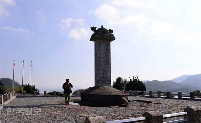 충무공 벽파진 전첩비.