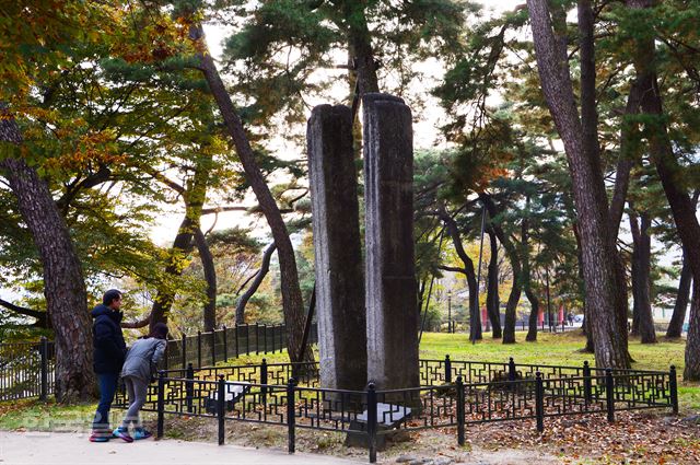 경북 영주 순흥에 있는 소수서원 입구의 당간지주. 원래 이곳은 숙수사란 사찰이 있던 자리다. 단종복위 거사가 발각돼 순흥에 피바람이 불 때 숙수사도 불타 없어졌고 한참 후 빈 절터에 서원이 들어섰다.