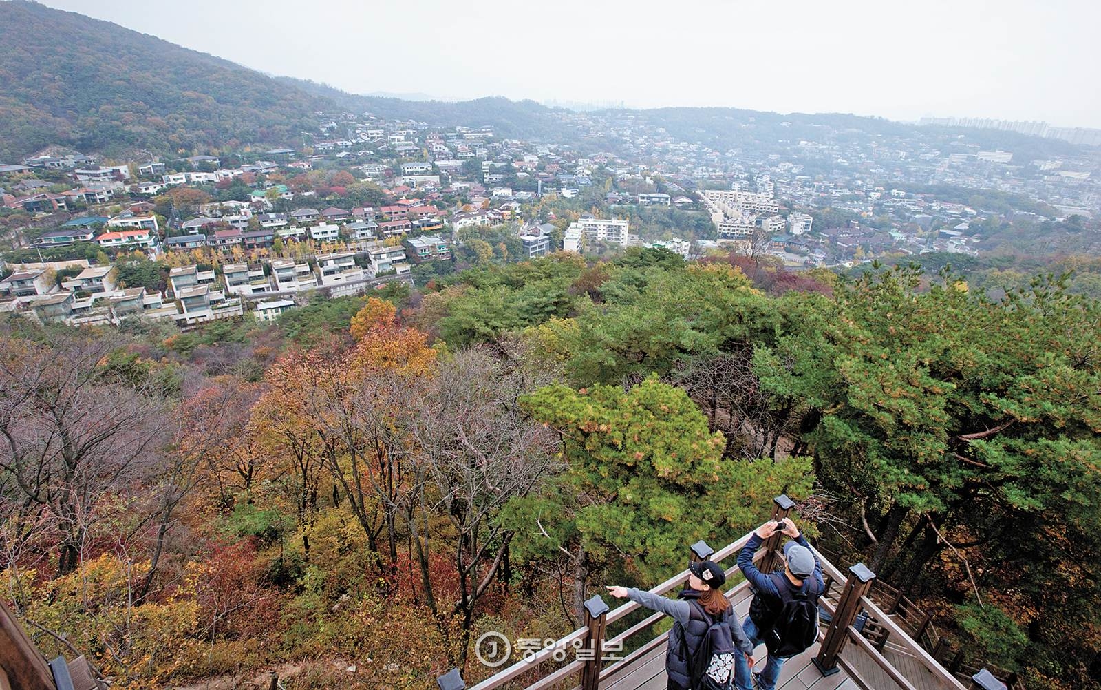 말바위쉼터에서 바라본 성북동 전경.