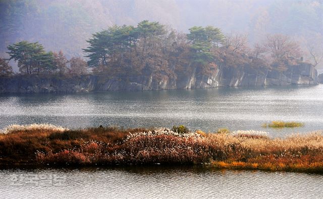 옥천 대청호에서 최고 경관으로 꼽히는 부소담악.