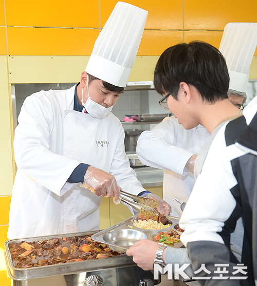 추신수가 24일 서울시 구로구에 위치한 지구촌학교에서 학생들에게 배식을 하고 있다. 사진(서울)=천정환 기자