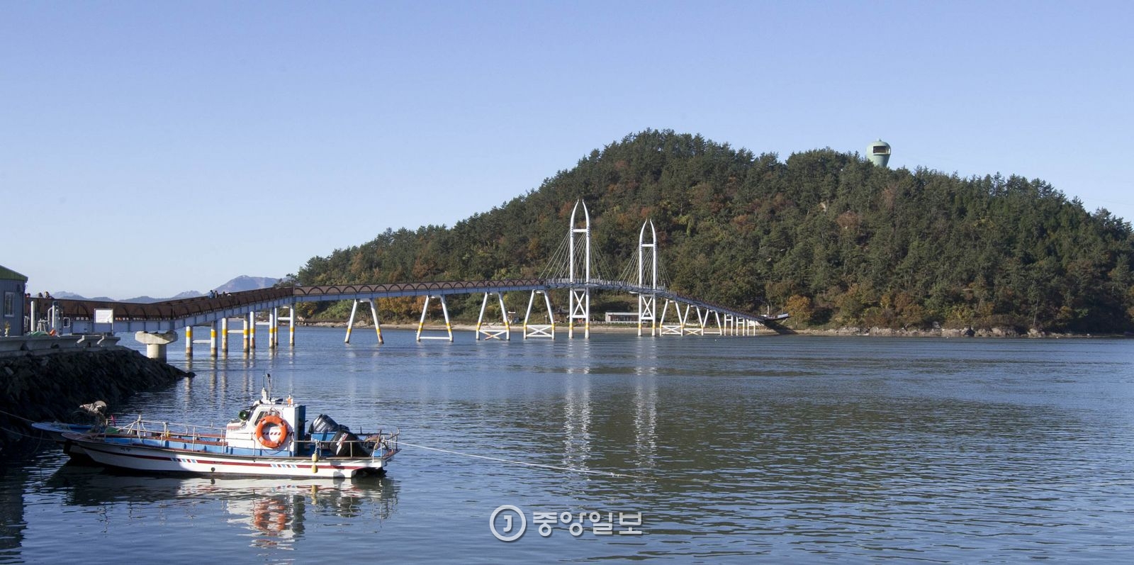 가우도출렁다리. 섬 언덕에 우뚝 솟은 건물이 청자타워다.