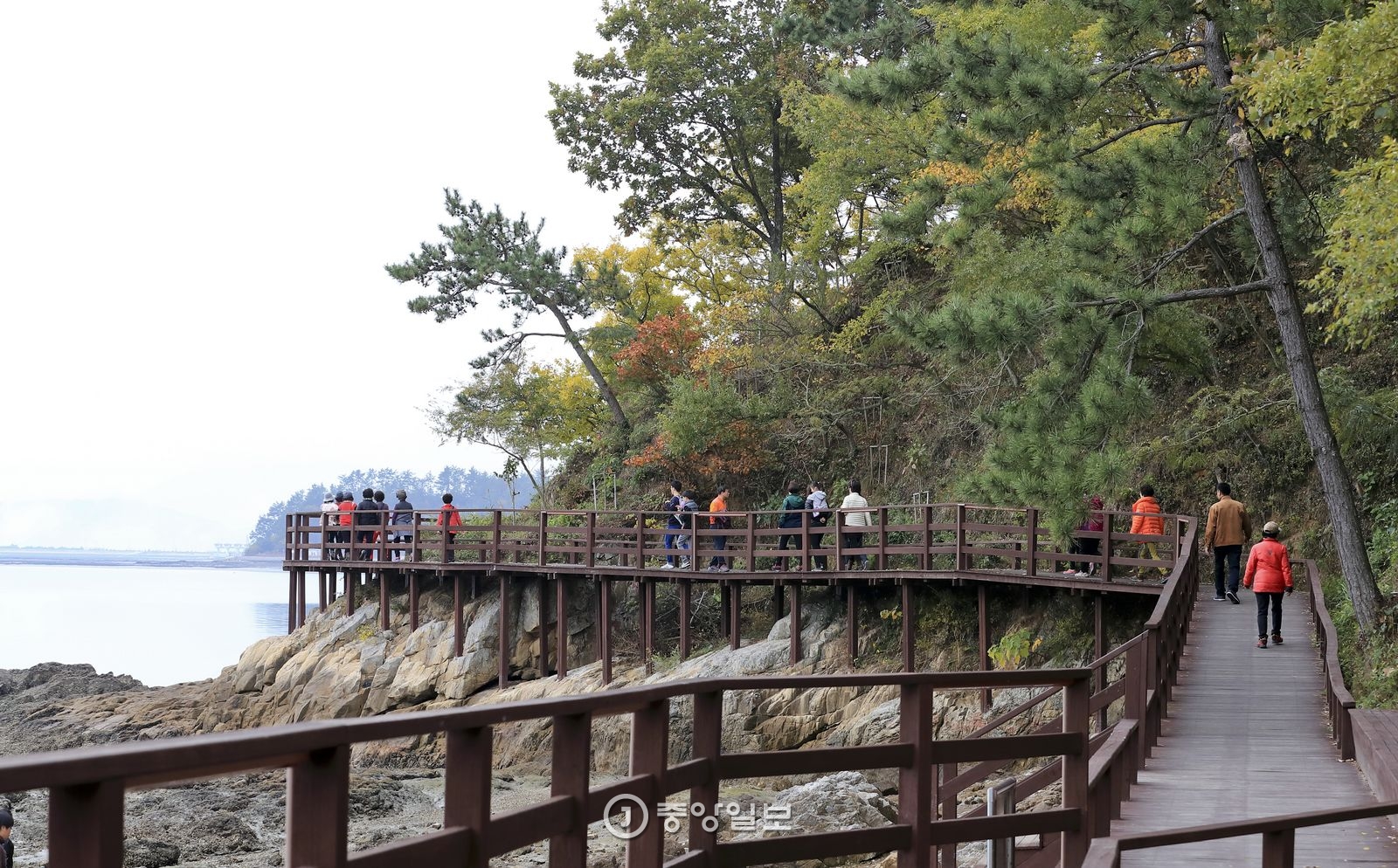 가우도의 해안 산책길.