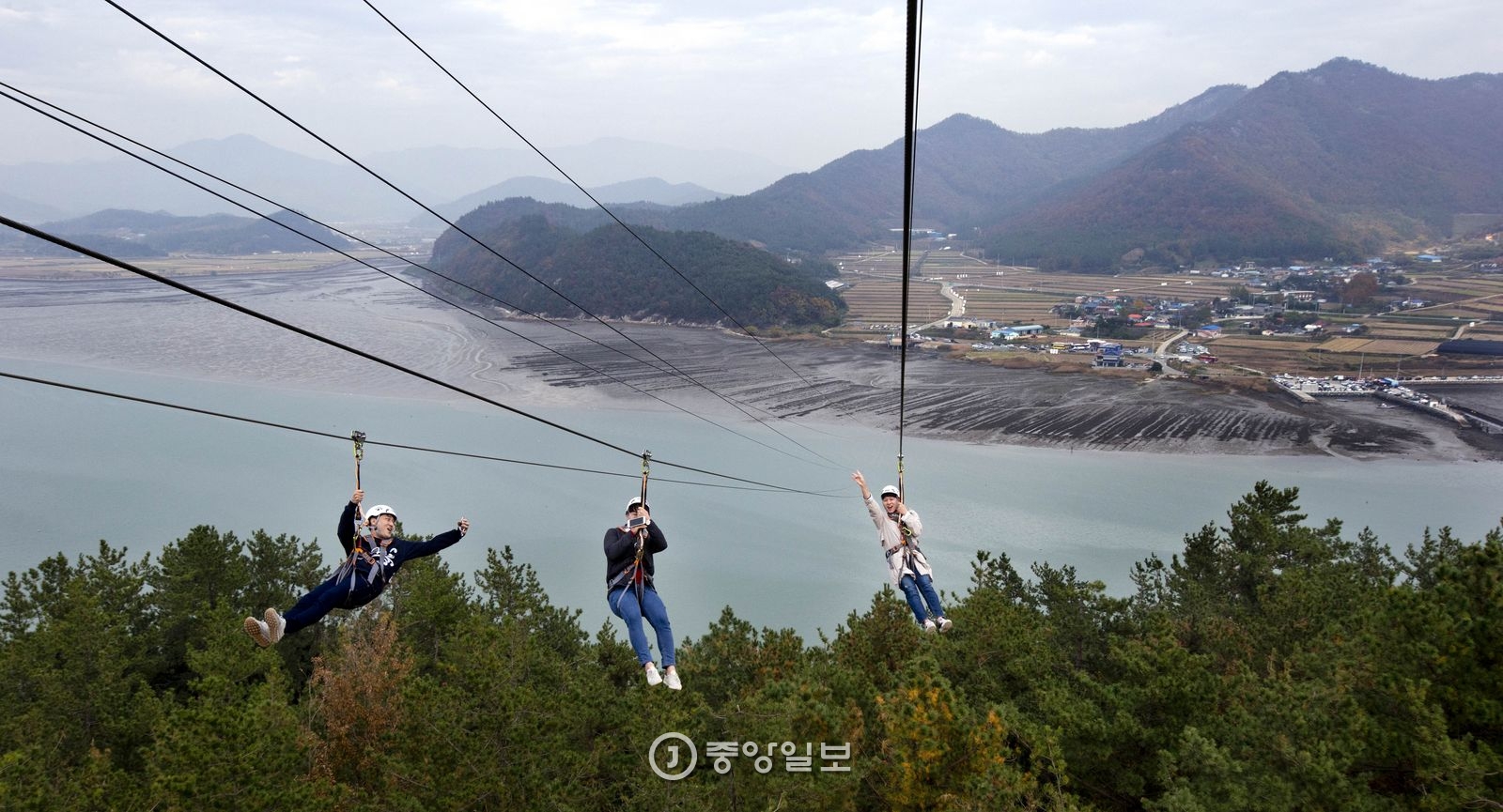 가우도 짚트랙. 가우도 청자타워에서 출발해 저두리 선착장으로 공중 하강한다.