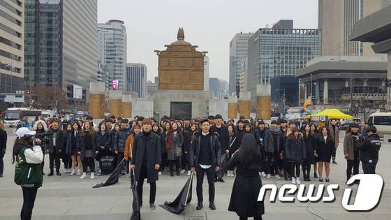 '첫눈' 온 광화문 광장, 사상 최대 집회 준비에 '분주' - 뉴스1