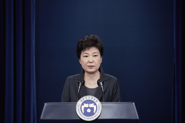 박근혜, 사표반려 노력 '버티기' 모드..주말집회 또 외면하나 - 헤럴드경제