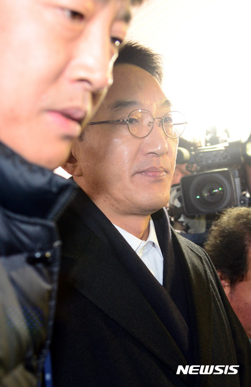 [종합]현기환 전 수석, 12시간 조사받고 귀가..