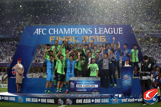 지난 26일 아랍에미리트 핫자 빈 자이드 스타디움에서 열린 2016 AFC챔피언스리그 결승전에서 알 아인을 꺽고 정상을 차지한 전북 현대의 우승 세리모니하는 모습이다. 사진=한국프로축구연맹