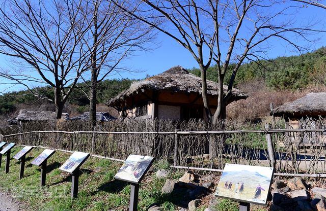 화왕산 정상부근의 허준 촬영장. 화왕산은 대장금 상도 등 수많은 사극의 무대였다.