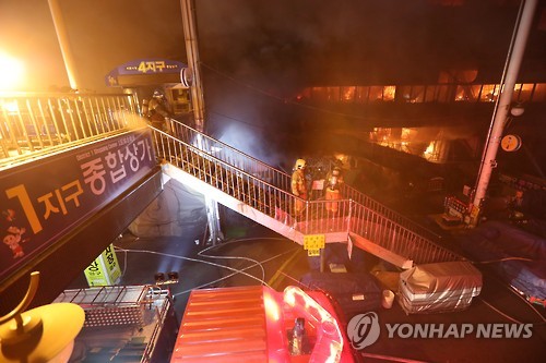방화 구조물 없고 섬유류 쌓여 불길 거침없이 번져(종합) - 연합뉴스