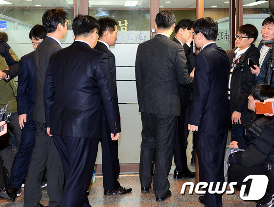 박영수특검·파견검사 첫 인사..오늘 수사기록 받아 검토(종합) - 뉴스1