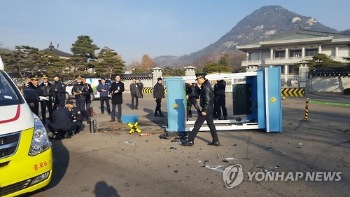 승용차가 청와대 앞 초소 들이받아..