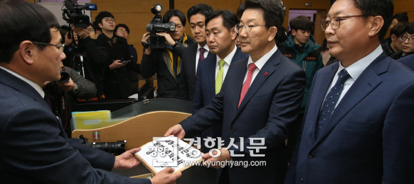 [박 대통령 탄핵안 가결]헌재, 탄핵심판 시작..빠르면 내년 1월 선고 가능성 - 경향신문