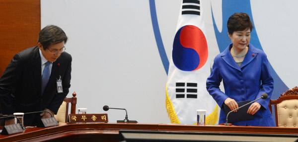 [박 대통령 탄핵안 가결]부친 박정희 후광 업고 대권..'최순실 국정농단'으로 추락 - 경향신문