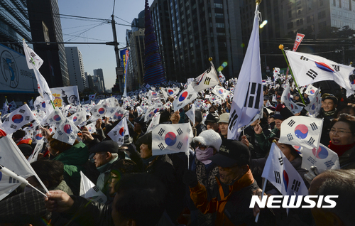 박사모 회원들, 촛불 집회 행진 코스에 끼어들어 소동 - 뉴시스