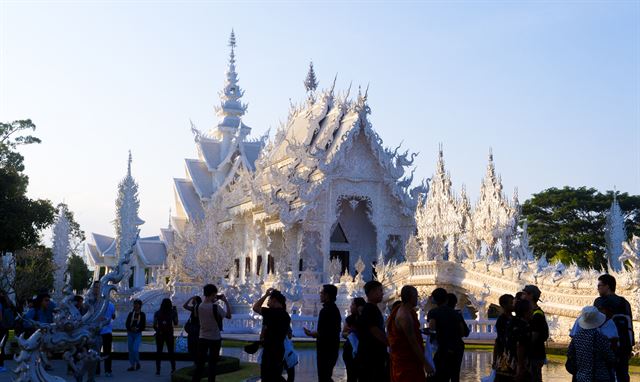 백색은 태국인에게도 생경하다.  왓롱쿤은 외국인보다 태국 관광객이 더 많이 찾는 곳이다.