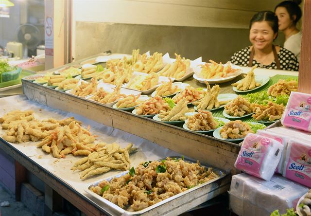 시장엔 호객행위가 없어 마음이 편하다.