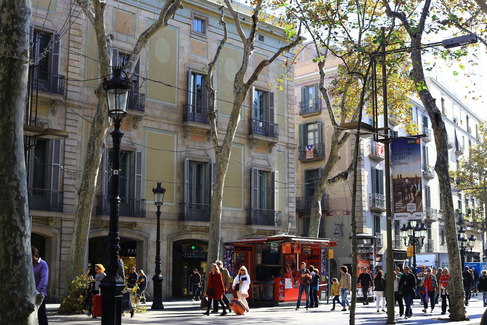 언제나 활기가 넘치는 바르셀로나의 번화가, 람블라스 거리.