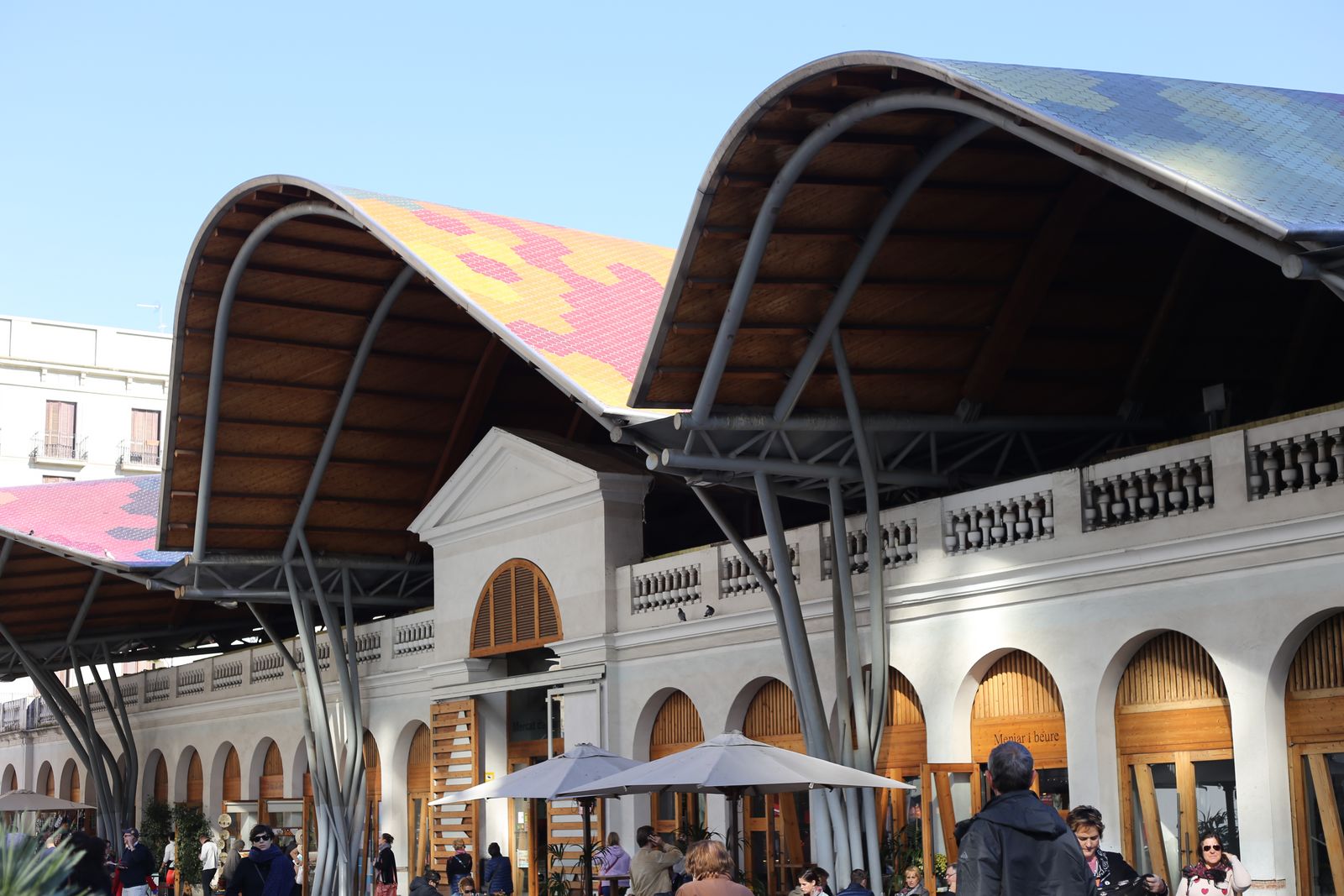 지붕 디자인이 멋스러운 산타 카테리나 시장.