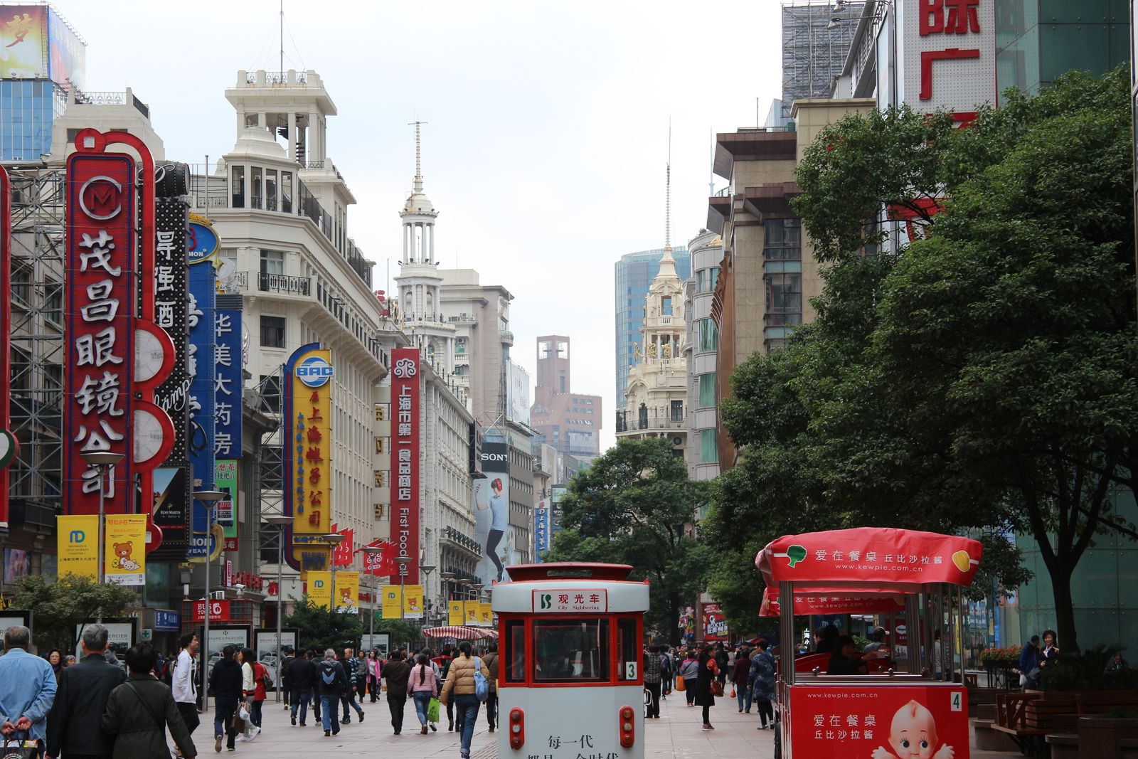 상하이의 명동이라 불리는 전통적인 백화점 거리, 난징동루.