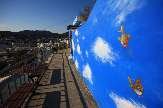 바닷가 한적한 마을이 벽화마을로 유명세를 타고 있다. 통영 동피랑마을의 벽화 모습들.