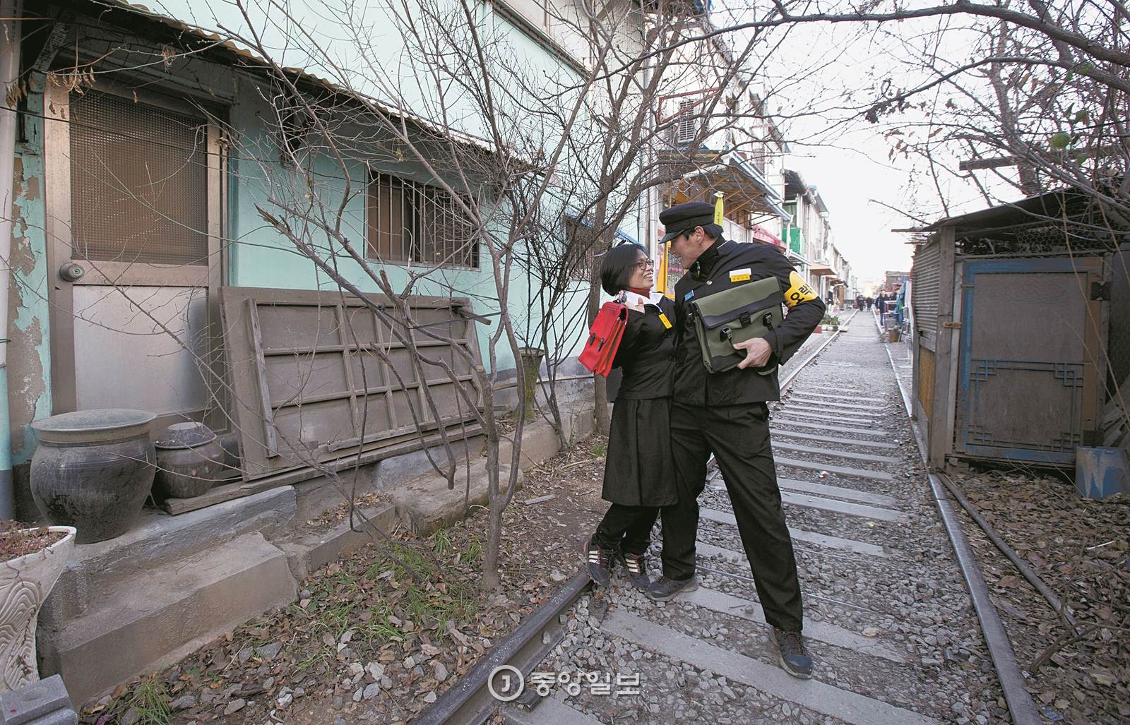 경암동 철길마을은 기념사진 장소로 인기다. 옛 교복과 근대 의상을 빌려 입고 사진을 찍는 사람이 많다.