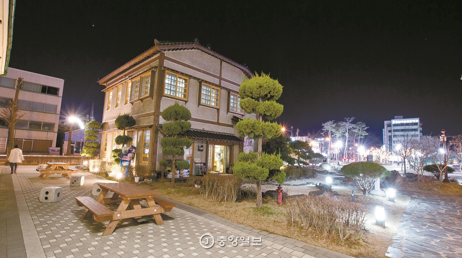 일본 무역상사 건물을 개조한 미즈카페.