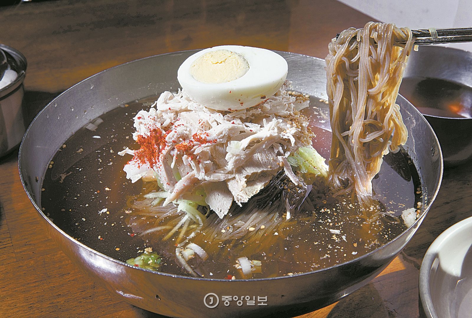 간장으로 맛을 낸 이북식 물냉면.