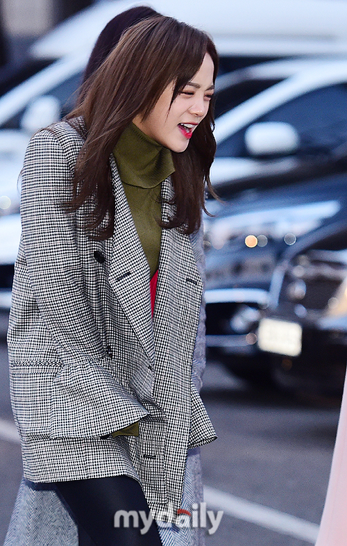 오늘자 표정에서 추운게 나타나는 김세정.jpg | 인스티즈