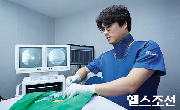 [헬스조선]연세건우병원 성강현 원장이 척추관협착증 환자를 치료하고 있다.