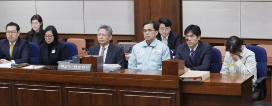 [포착] 장시호의 미소.. 최순실과 초반부터 '팽팽' | 인스티즈