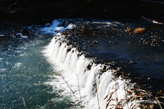 직탕폭포는 한탄강 상류에 ‘ㅡ’자형 바위를 따라 흘러내리는 폭포로 철원8경의 하나다.