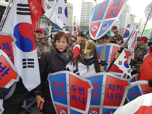 블랙리스트 만든게 무슨 잘못인가..탄핵반대 집회, 김기춘·조윤선 구속한 특검 비판