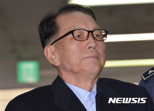 '블랙리스트' 김기춘-특검 법정 공방..