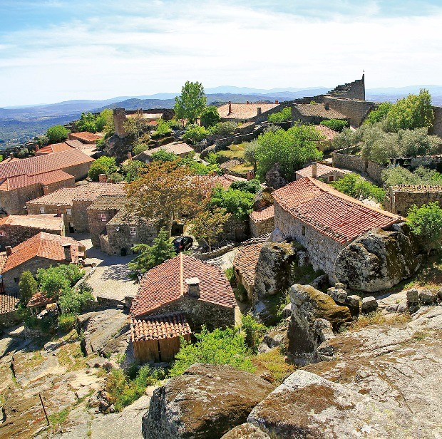 둥근 성곽으로 둘러싸인 중세 마을 수르텔랴의 풍경.