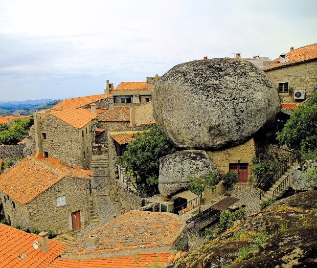 포르투갈 사람들이 뽑은 가장 포르투갈다운 마을, 몬산투의 기묘한 풍경.