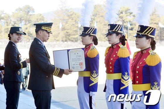 육군사관학교 졸업성적 1~3등 휩쓴 女생도들