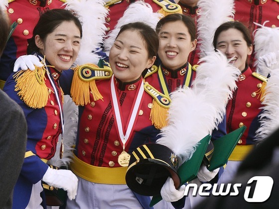 女생도들 '졸업의 기쁨'